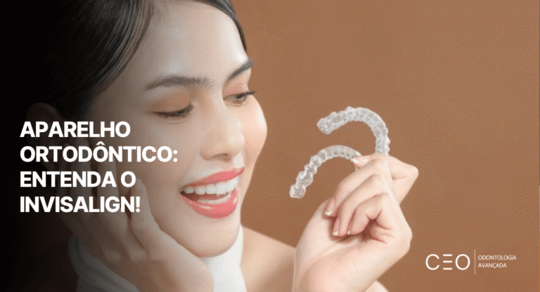 Banner com paciente segurando alinhadores transparentes e texto sobre Invisalign, ilustrando Como funciona o aparelho ortodôntico invisível.