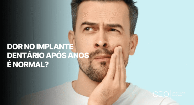 Homem tocando o rosto com expressão de dúvida e desconforto, ilustrando dor no implante dentário após anos e questionando se é normal.