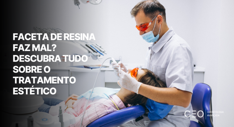 Dentista realiza procedimento odontológico em paciente durante tratamento com faceta de resina para melhorar o sorriso.